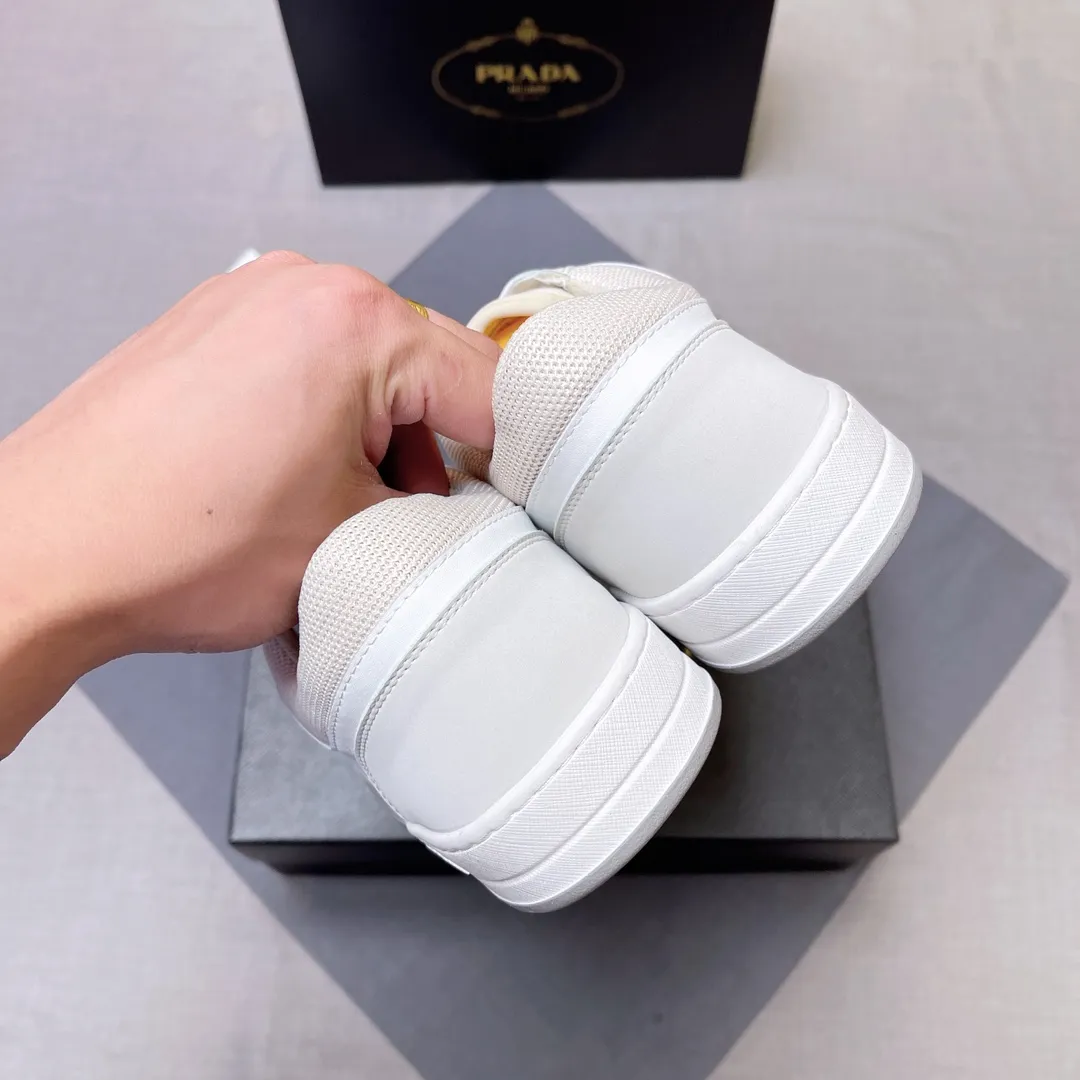 P400 Prada Prada's new men's leather sneakers, the highest version on the market, any comparison is welcome🆚! The original leather has excellent texture and is super high-end! Fetal sheep net lining imported from Italy, removable pad! Luxurious materials and fine workmanship, highly recommended! Code number 38-45 No. 058
